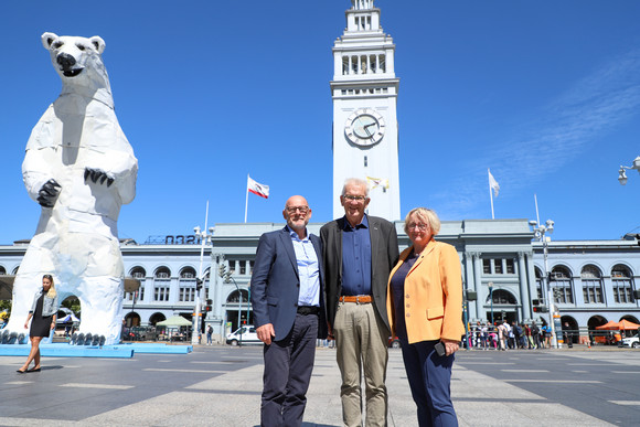 v.l.n.r.: Minister Winfried Hermann, Ministerpräsident Winfried Kretschmann und Ministerin Theresia Bauer stehen vor dem Ferry Building in San Francisco.  (Foto: Staatsministerium Baden-Württemberg)