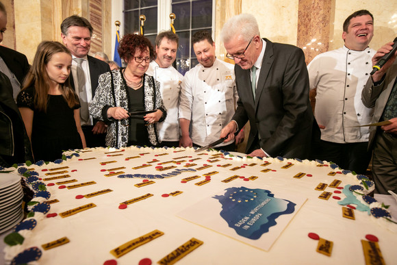 Ministerpräsident Winfried Kretschmann und Ehefrau Gerlinde beim Anschnitt einer Baden-Württemberg-Torte (Bild: Staatsministerium Baden-Württemberg)