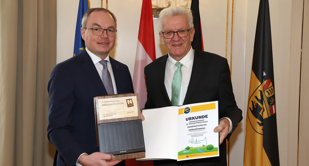 Ministerpräsident Winfried Kretschmann (r.) und der niederösterreichische Landeshauptfrau-Stellvertreter Dr. Stephan Pernkopf (l.) (Bild: Staatsministerium Baden-Württemberg)