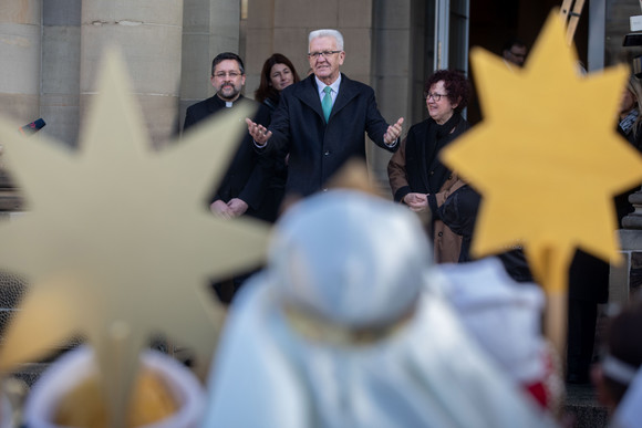 Ministerpräsident Winfried Kretschmann (M.) zusammen mit seiner Frau Gerlinde (r.) beim Sternsingerempfang im Neuen Schloss (Bild: Staatsministerium Baden-Württemberg)