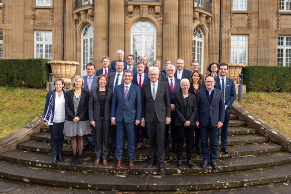 Gruppenbild vor der Villa Reitzenstein (Bild: Staatsministerium Baden-Württemberg)