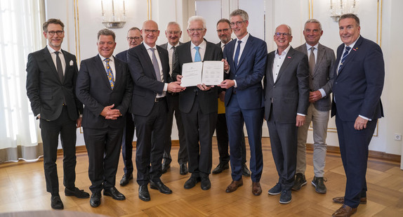 Ministerpräsident Winfried Kretschmann (Mitte), Innenminister Thomas Strobl (zweiter von rechts) und Staatsminister Dr. Florian Stegmann (links) mit Vertretern der Kommunalen Landesverbände sowie von Wirtschafts- und Finanzverbänden nach der Unterzeichnung der gemeinsamen Entlastungsallianz für Baden-Württemberg im Runden Saal der Villa Reitzenstein in Stuttgart.