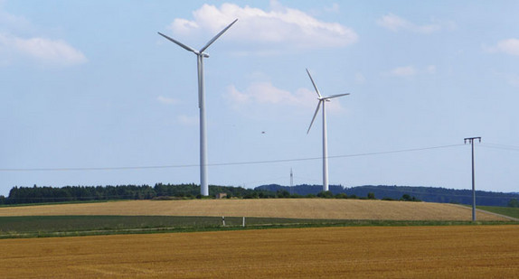 Zwei Windräder stehen auf einem Feld in der Nähe von Gerstetten.