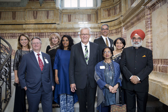 v.l.n.r.: Staatssekretärin Petra Olschowski, Honorarkonsul Andreas Lapp, Therese Hayes, Tannishtha Chatterjee, Ministerpräsident Winfried Kretschmann, Oliver Mahn, Uma da Cunha, Neeru Singh und der indische Botschafter Gurjit Singh