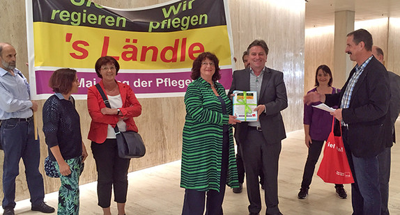 Minister Manne Lucha und Staatssekretärin Bärbl Mielich nehmen Unterschriftensammlung entgegen