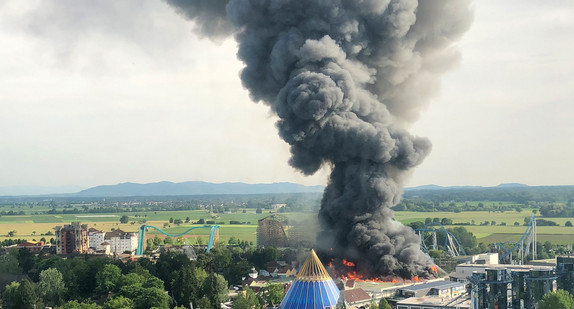  Eine schwarze Rauchsäule steigt über dem Europapark Rust auf (Bild: © dpa).