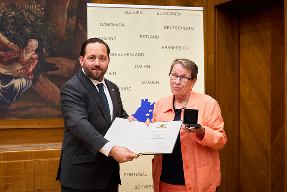 Staatssekretär Florian Hassler (l.) und Monika Marianne Ortolf (r.)