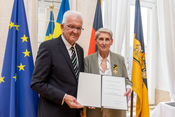 Ministerpräsident Winfried Kretschmann (links) und Waltraud Eschelbach (rechts)