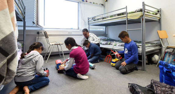 In einem ehemaligen Hotel und späteren Firmengebäude in Karlsbad-Ittersbach, das derzeit als Unterkunft für Flüchtlinge genutzt wird, halten sich Flüchtlinge in ihrem Zimmer auf (Bild: © dpa).