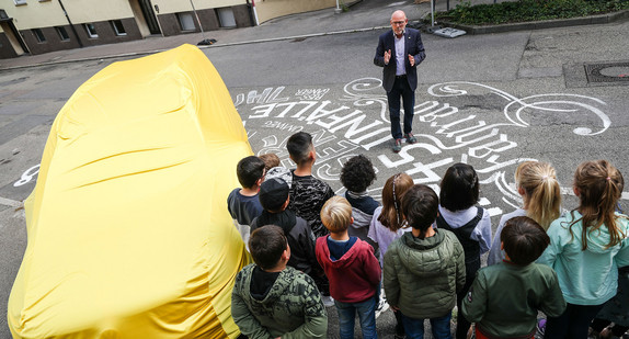 Verkehrsminister Winfried Hermann Verkehrsminister erklärt unter dem Motto „Vorsicht.Rücksicht.Umsicht – Richtig parken vermeidet Unfälle“ Kindern einer Grundschule eine Verkehrssicherheitskampagne und erklärt dabei wichtige Verkehrshinweise. Bei der Aktion wird gezeigt, wie Gefahrensituationen durch haltende und parkende Fahrzeuge entstehen und wie man sie vermeidet. 