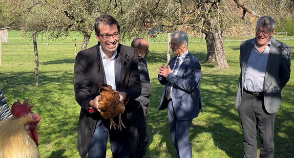 Staatssekretär Dr. Andre Baumann zu Besuch auf dem Biobauernhof Göhring in Mengen-Rulfingen