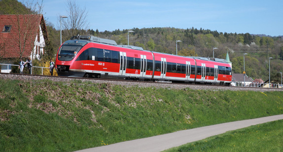 Zug der Baureihe 644 fährt vor einer landschaftlichen Kulisse