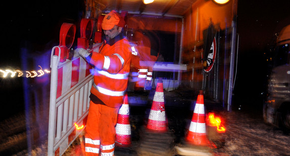 Mitarbeiter der Straßenmeisterei im Einsatz (Foto: © dpa)