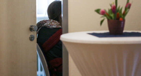 Ein Mädchen sitzt in einer Kinder- und Jugendpsychatrie bei einem Beratungsgespräch.