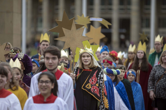 Sternsingerinnen und Sternsinger ziehen zum Neuen Schloss in Stuttgart