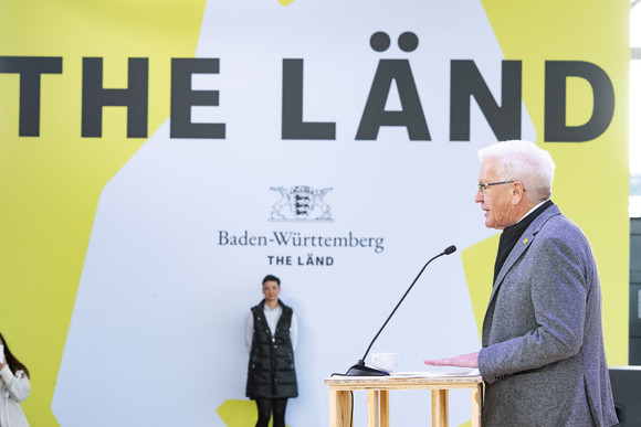 Ministerpräsident Winfried Kretschmann bei der Pressekonferenz im Hafen Stuttgart