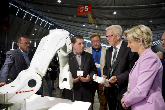 Ministerpräsident Winfried Kretschmann (M.) und Ministerin Nicole Hoffmeister-Kraut (r.)