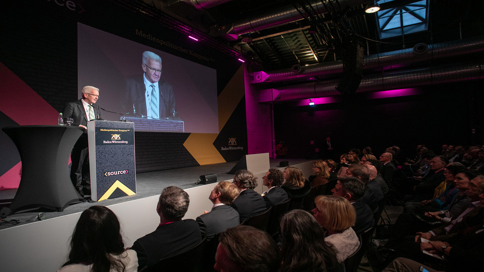 Ministerpräsident Winfried Kretschmann bei seiner Rede  auf dem Source – Medienpolitischer Kongress der Landesregierung. (Bild: Staatsministerium Baden-Württemberg)