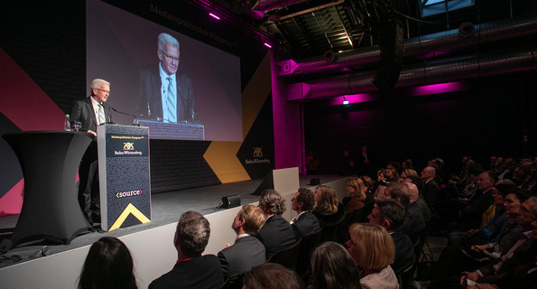 Ministerpräsident Winfried Kretschmann bei seiner Rede  auf dem Source – Medienpolitischer Kongress der Landesregierung. (Bild: Staatsministerium Baden-Württemberg)