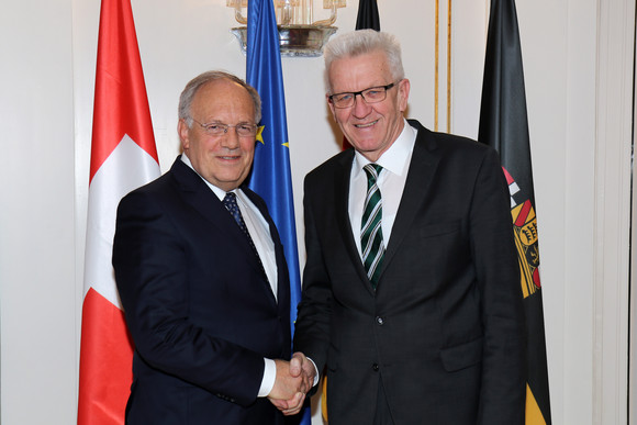 Ministerpräsident Winfried Kretschmann (r.) und der Schweizer Bundesrat Johann Schneider-Ammann (l.) 