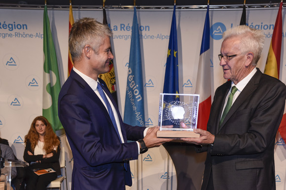 Übergabe des neu geschaffenen symbolischen Objekts für die Präsidentschaft der Vier Motoren für Europa: Laurent Wauquiez (l.), Präsident der Region Auvergne-Rhône-Alpes, und Ministerpräsident Winfried Kretschmann (r.) (Foto: © Auvergne-Rhône-Alpes, Michel Pérès)