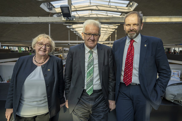 Wissenschaftsministerin Theresia Bauer (l.), Ministerpräsident Winfried Kretschmann (M.),  und Volker Ratzmann Staatssekretär Volker Ratzmann (r.) im Start-up-Campus Station F in Paris (Bild: Staatsministerium Baden-Württemberg)