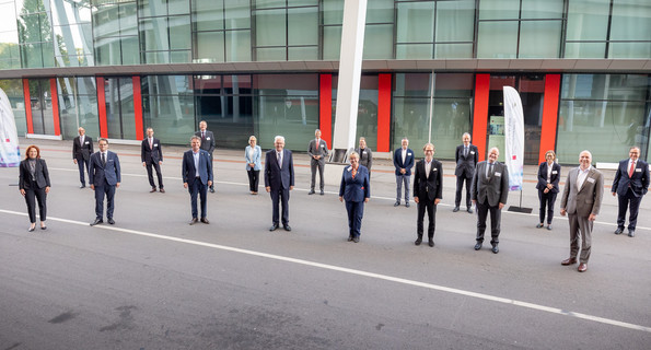 Gruppenbild mit Teilnehmenden der dritten Jahresveranstaltung des Forums Gesundheitsstandort Baden-Württemberg, unter anderen mit Ministerpräsident Winfried Kretschmann (achter von links).