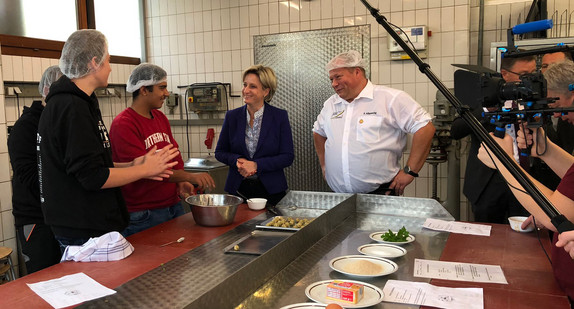 Wirtschaftsministerin Dr. Nicole Hoffmeister-Kraut besucht die Gewerbliche Schule in Crailsheim.