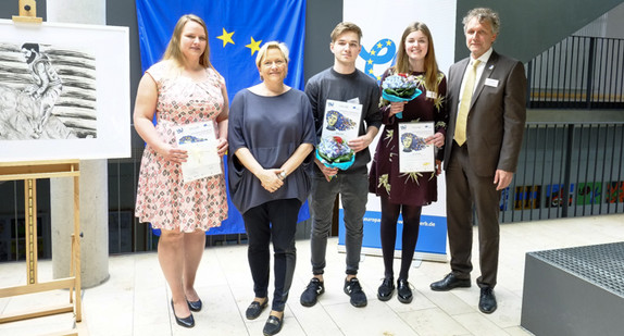 Am Lise-Meitner-Gymnasiums überreichte Kultusministerin Susanne Eisenmann (2.v.l.) zwei Schülern einen Preis zum Europäischen Wettbewerb. (Foto: Ministerium für Kultus, Jugend und Sport Baden-Württemberg)