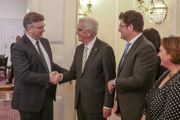 Ministerpräsident Winfried Kretschmann (2.v.l.) und der Premierminister der Republik Kroatien, Andrej Plenkovic (l.) am 19. April 2018 in Sveta Nedelja