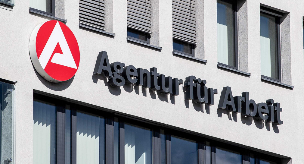 Logo und Schriftzug der „Agentur für Arbeit“ an einem Gebäude.