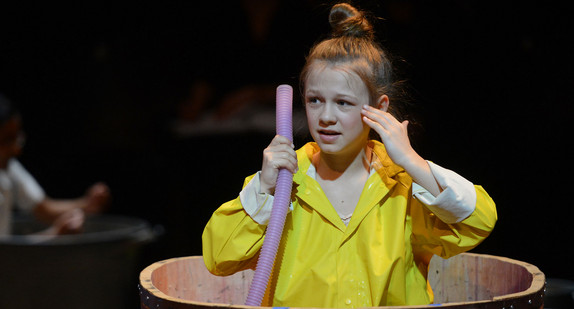 Kinder und Jugendliche proben im Kammertheater Stuttgart das Musiktheaterstück „Nimmerland“ (Bild: © dpa).