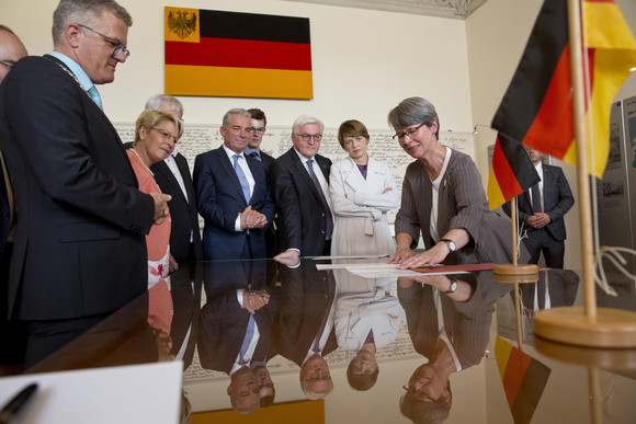 Rastatt, Erinnerungsstätte für die Freiheitsbewegungen in der deutschen Geschichte – Bundesarchiv: Bundespräsident Frank-Walter Steinmeier (4.v.r.), Elke Büdenbender (3.v.r.) und Innenminister Thomas Strobl (5.v.l.)