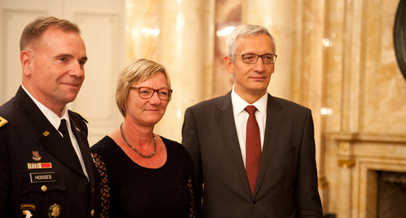 Finanzministerin Edith Sitzmann (M.) mit Generalleutnant Frederick B. Hodges (l.), Oberkommandierender der US-Streitkräfte für Europa, und dem Staatssekretär im baden-württembergischen Innenministerium, Martin Jäger (r.) (Foto: © Jochen Detscher)