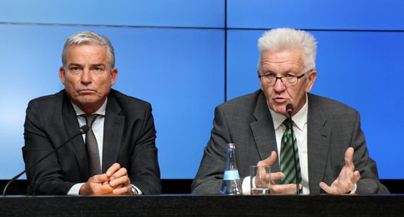 Ministerpräsident Winfried Kretschmann (r.) und Digitalisierungsminister Thomas Strobl (l.)