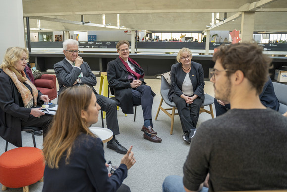 Ministerpräsident Winfried Kretschmann (l.), Botschafter Dr. Nikolaus Meyer-Landrut (M.) und Wissenschaftsministerin Theresia Bauer (r.) bei einem Gespräch im Start-up-Campus Station F in Paris (Bild: Staatsministerium Baden-Württemberg)