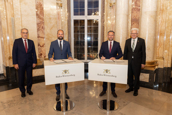 Patrik Wermelinger von Switzerland Global Enterprise und der Geschäftsführer von Baden-Württemberg International Dr. Christian Herzog unterzeichnen flankiert vom Schweizer Bundespräsidenten Guy Parmelin und Ministerpräsident Winfried Kretschmann ein Memorandum of Understanding zur Zusammenarbeit zwischen der Schweiz und Deutschland beim Thema Künstliche Intelligenz.