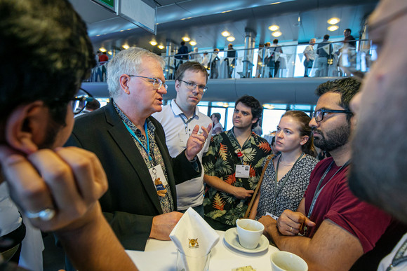 Wissenschaftler im Gespräch auf der „MS Sonnenkönigin“ (Bild: © Staatsministerium Baden-Württemberg)