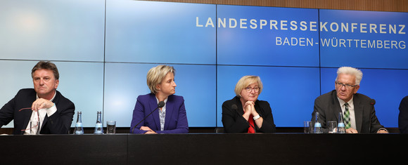 v.l.n.r.: Gesundheitsminister Manne Lucha, Wirtschaftsministerin Dr. Nicole Hoffmeister-Kraut, Wissenschaftsministerin Theresia Bauer und Ministerpräsident Winfried Kretschmann bei der Regierungspressekonferenz (Bild: Staatsministerium Baden-Württemberg)