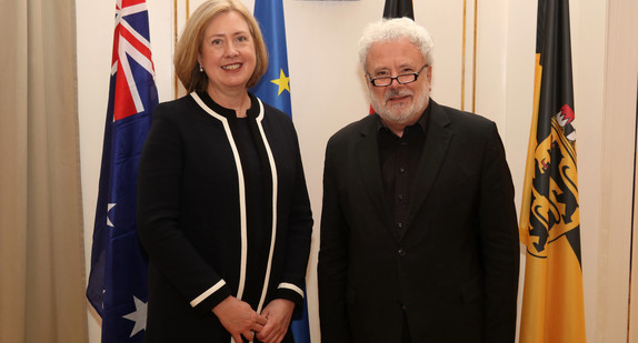 Staatsminister Klaus-Peter Murawski (r.) und die australische Botschafterin Lynette Wood (l.)