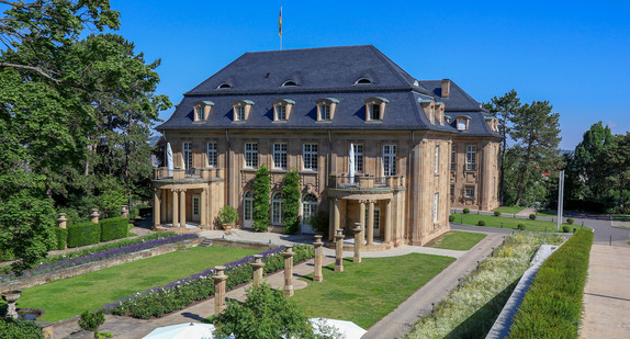 Blick auf den Rosengarten und die Villa Reitzenstein.