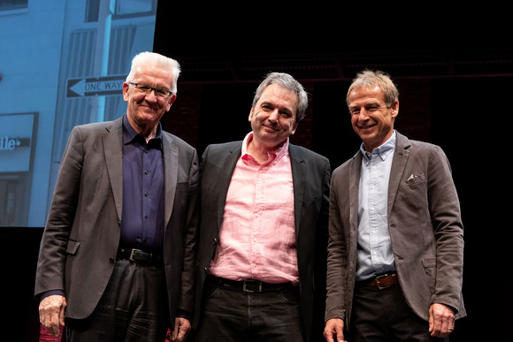 v.l.n.r.: Ministerpräsident Winfried Kretschmann, Arnd Zeigler und Jürgen Klinsmann (Bild: Staatsministerium Baden-Württemberg)