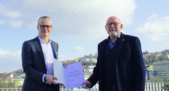 Verkehrsminister Hermann (rechts) übergibt den Zuwendungsbescheid an Arne Kirchhoff (links, Senior Vice President Aviation & Accountable Manager)