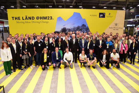 Gruppenbild mit Ministerpräsident Winfried Kretschmann (M.) am Baden-Württemberg Gemeinschaftsstand