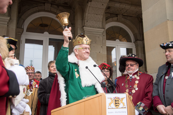 Ministerpräsident Winfried Kretschmann (M.) läutet die Fasnet ein.