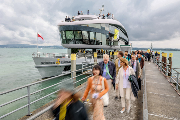 Ankunft der „MS Sonnenkönigin“ vor der Insel Mainau, die Gäste verlassen das Schiff.