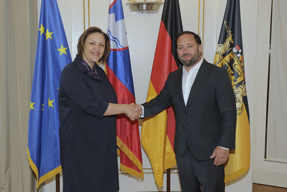 Staatssekretär Florian Hassler (rechts) und die slowenische Botschafterin Dr. Ana Polak Petrič (links)