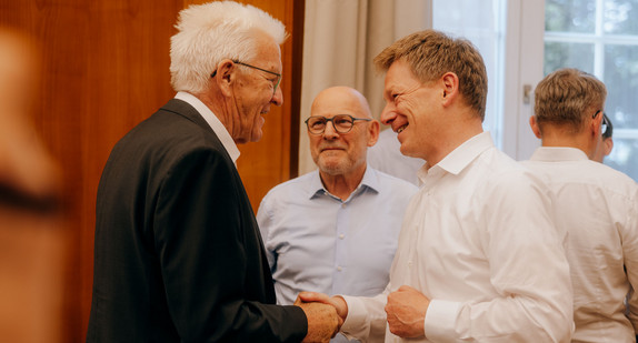 Ministerpräsident Winfried Kretschmann (links), Verkehrsminister Winfried Hermann (Mitte) und der Vorstandsvorsitzende der Deutschen Bahn AG, Dr. Richard Lutz (rechts) beim Bahngipfel in Stuttgart.