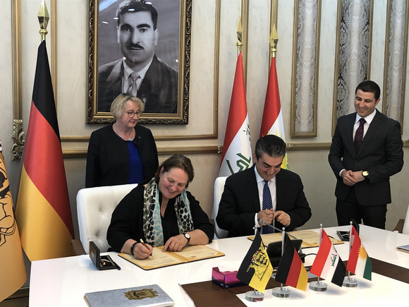 Staatsministerin Theresa Schopper (2.v.l.) und der Gouverneur des Gouvernements Dohuk, Farhad Atrushi (2.v.r.), bei der Unterzeichnung eines Kooperationsabkommens im Bereich der humanitären Hilfe mit dem Land Baden-Württemberg, daneben Wissenschaftsministerin Theresia Bauer (l.) (Bild: Staatsministerium Baden-Württemberg)