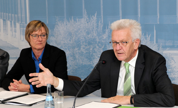 Ministerpräsident Winfried Kretschmann (r.) und Finanzministerin Edith Sitzmann (l.)